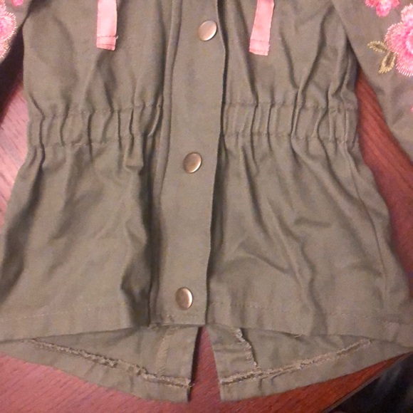 🎀Olive green infant jacket w/flowers on sleeve 🎀 - Picture 4 of 7